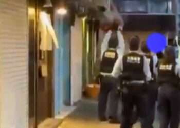 Momento em que policial atira para o alto em Osaka. Foto: Reprodução/JNN