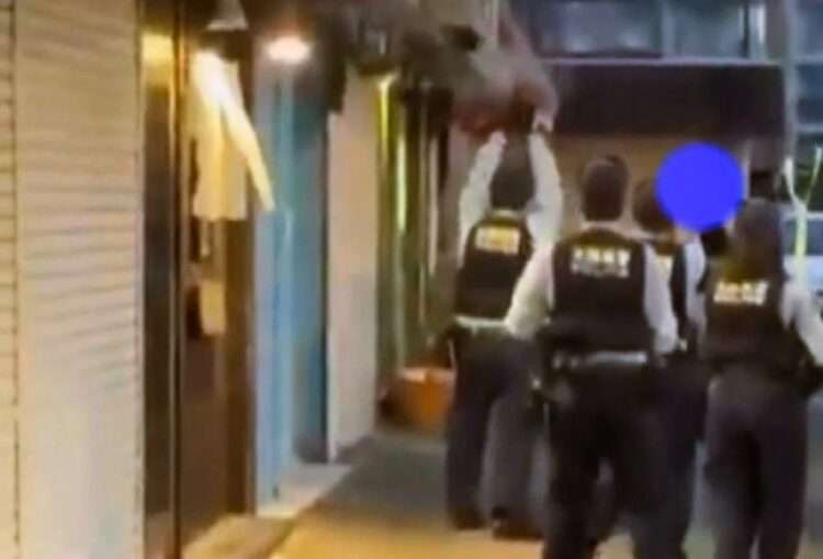 Momento em que policial atira para o alto em Osaka. Foto: Reprodução/JNN