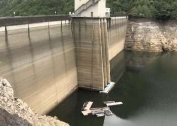 Reservatório da barragem de Ure, em Aichi, com baixo nível de água. Foto: Reprodução/NNN