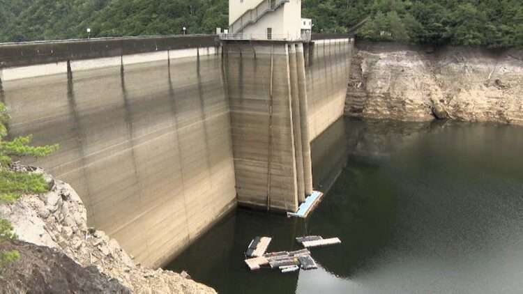 Reservatório da barragem de Ure, em Aichi, com baixo nível de água. Foto: Reprodução/NNN
