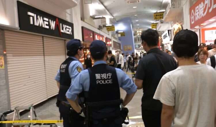 Policiais em frente à loja invadida por ladrões, em Tóquio. Foto: Reprodução/FNN