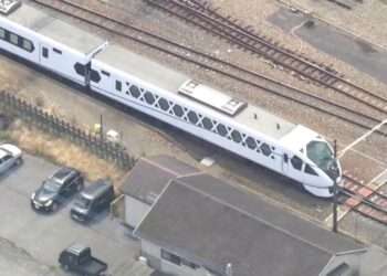 Trem expresso envolvido no acidente, em Kanuma. Foto: Reprodução/NHK