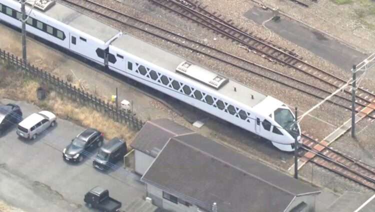 Trem expresso envolvido no acidente, em Kanuma. Foto: Reprodução/NHK