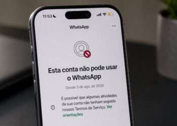 Celular mostra mensagem de bloqueio. Imagem gerada por IA