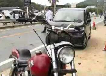 Carro e moto após acidente em Fukuoka. Foto: Reprodução/FNN