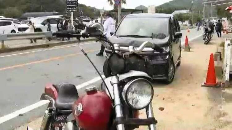 Carro e moto após acidente em Fukuoka. Foto: Reprodução/FNN