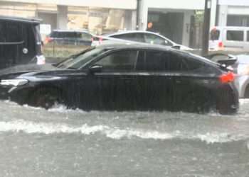 Carro trafega em rua alagada em Nagoia. Foto: Reprodução/FNN