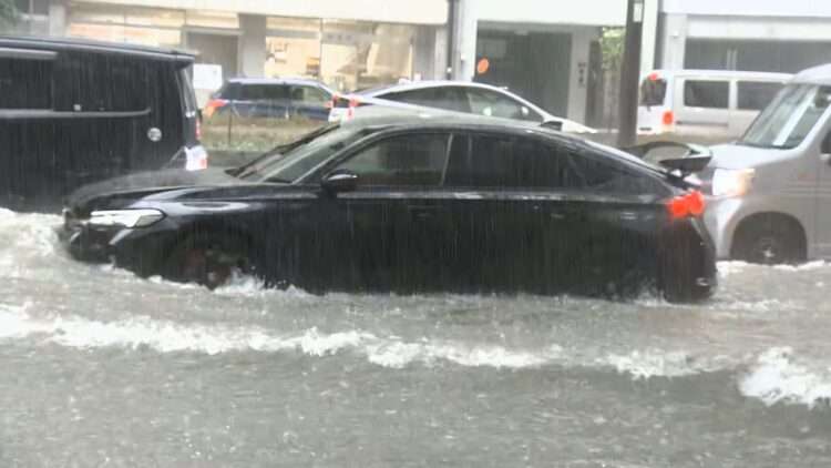 Carro trafega em rua alagada em Nagoia. Foto: Reprodução/FNN