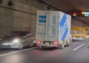 Carro na contramão na Tokyo Gaikan Expressway. Foto: Reprodução/ANN