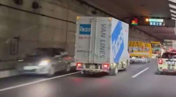 Carro na contramão na Tokyo Gaikan Expressway. Foto: Reprodução/ANN