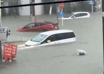 Carros submersos durante alagamentos em Nagoia. Foto: Reprodução/NHK