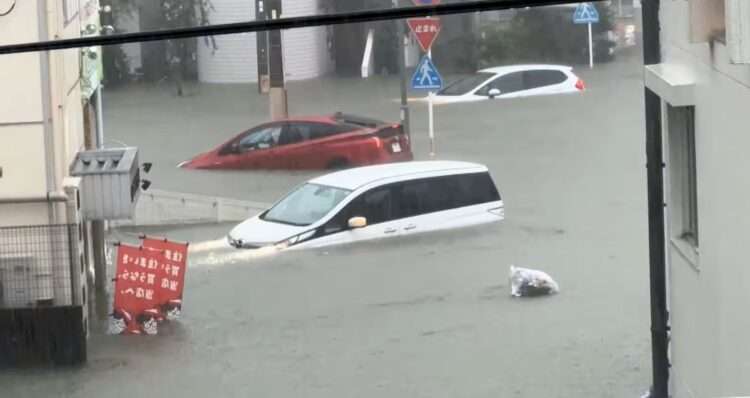 Carros submersos durante alagamentos em Nagoia. Foto: Reprodução/NHK
