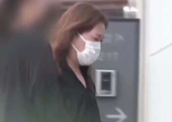 Mitsuyo Mizutani após ser presa em Mie. Foto: Reprodução/Tokai TV