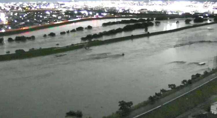 Rio Shonai, em Aichi, com nível elevado de água. Foto: Reprodução/FNN