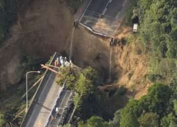 Danos em estrada na cidade de Chiba. Foto: Reprodução/NHK
