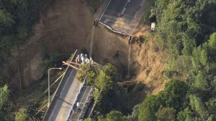 Danos em estrada na cidade de Chiba. Foto: Reprodução/NHK