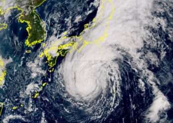Imagem de satélite do tufão 24 às 12h30 deste domingo. Foto: Agência Meteorológica do Japão