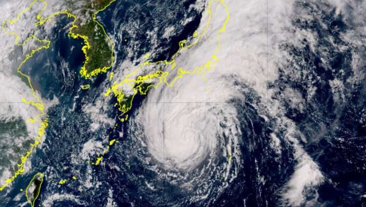 Imagem de satélite do tufão 24 às 12h30 deste domingo. Foto: Agência Meteorológica do Japão