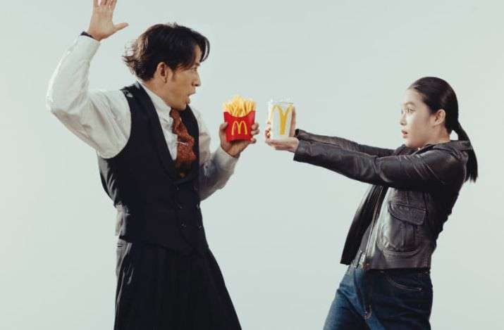 Atores Junichi Okada e Akari Takaishi durante a campanha promocional. Foto: Reprodução/Gourmet Watch
