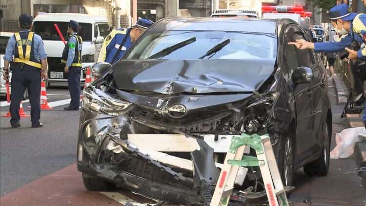 Carro que atingiu a vítima, em Tóquio. Foto: Reprodução/ANN