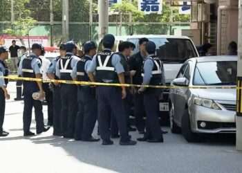 Policiais em frente ao hotel onde ocorreu o crime, em Naha. Foto: Reprodução/FNN