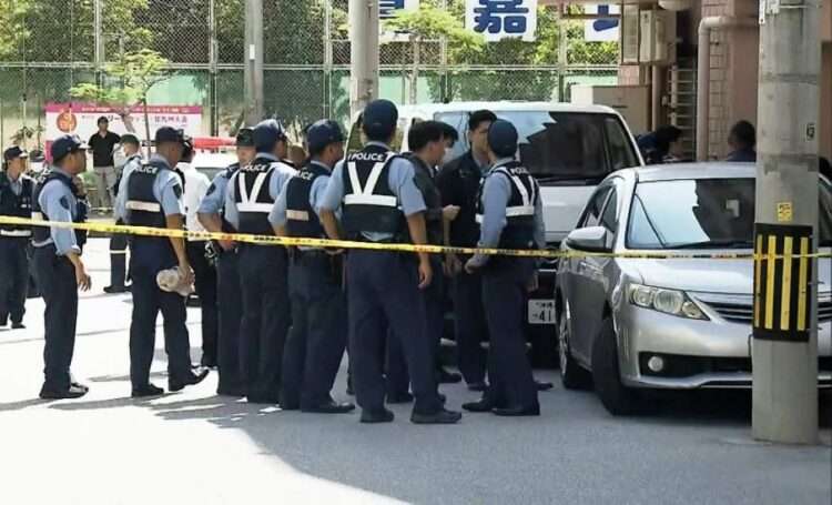 Policiais em frente ao hotel onde ocorreu o crime, em Naha. Foto: Reprodução/FNN