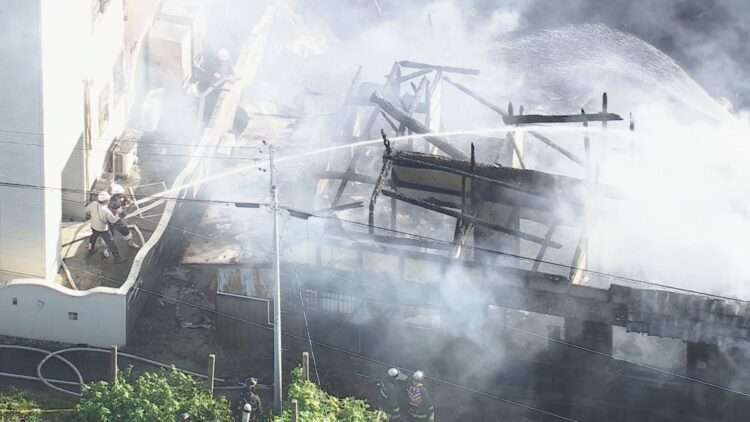 Casa destruída pelo fogo em Tsu. Foto: Reprodução/Tokai TV