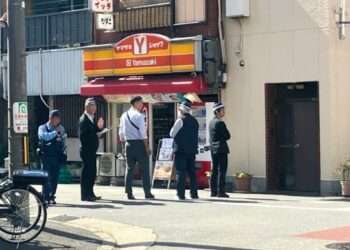 Policiais em frente à loja assaltada em Osaka. Foto: Reprodução/FNN