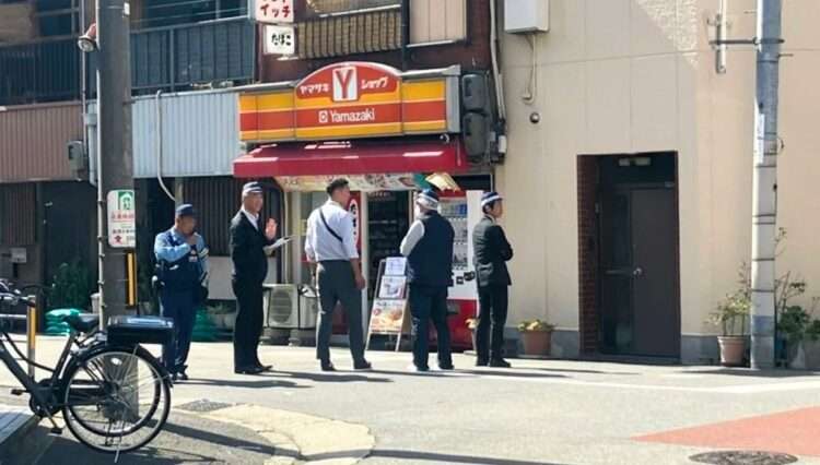 Policiais em frente à loja assaltada em Osaka. Foto: Reprodução/FNN