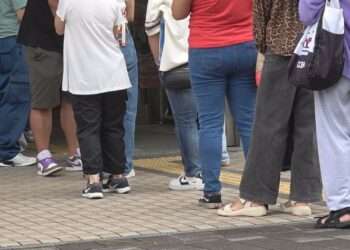 Estrangeiros fazem fila na Imigração de Shizuoka antes do aumento das taxas de visto. Foto: Reprodução/SBS