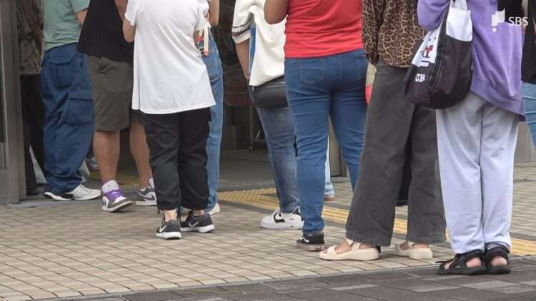 Estrangeiros fazem fila na Imigração de Shizuoka antes do aumento das taxas de visto. Foto: Reprodução/SBS